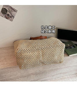 Logra una apariencia veraniega refinada con este bolso de hilo natural hecho a mano, con costuras detalladas para un toque de estilo estacional. - Product Image 4