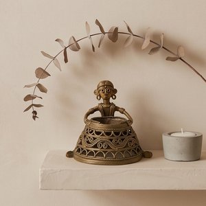 Figura de mujer tribal Dhokra hecha a mano de latón de primera calidad, puede usarse como portavelas, organizador de escritorio o artículo decorativo. - Product Image 2