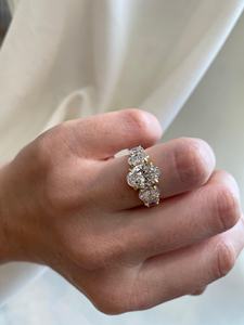 Bague de fiançailles ovale à cinq pierres en diamant de laboratoire – Certifiée IGI, or massif 14 carats ou argent - Product Image 1