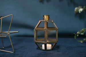 Lanterne en verre multi-panneaux avec support en laiton pour bougies, vente en gros, MOQ pour la décoration de la maison et de mariages - Product Image 2