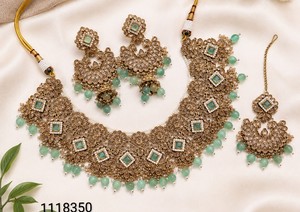 Colección de Lujo: Conjunto Nupcial de Latón Chapado en Oro con Kundan, Perlas y Circonitas, que incluye Collar Choker, Pendientes Colgantes y Tikka, de Alta Calidad para Boda - Product Image 2