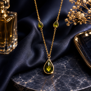 Collier cascade tendance en or rose 18 carats avec émeraude goutte d'eau, chaîne minimaliste pour femme avec pierre précieuse verte en forme de larme - Product Image 1