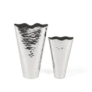 Juego de 2 jarrones decorativos de aluminio fundido con diseño de martillado plateado para decoración del hogar, disponibles en opciones personalizadas. - Product Image 1