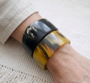 Bracelet jonc artisanal en corne de buffle style vintage, bijou naturel pour femme, idéal pour les boutiques et propriétaires de magasins - Product Image 2