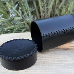 Magnifique ensemble de coupelles à dés en cuir faites à la main, personnalisables avec logo en relief, en cuir véritable tanné végétal, pour jeux de société et sportifs - Product Image 5