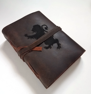 Carnet en cuir pour homme Lion Rampant, personnalisation gratuite, carnet en cuir de buffle vierge 5" x 7" avec choix de pages lignées/non lignées - Product Image 1