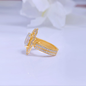 Anillo de Compromiso de Moissanita Chapado en Oro, Corte Esmeralda, Engaste Pavé, Anillo de Cóctel, Joyería de Moda Glam para Mujer - Product Image 2