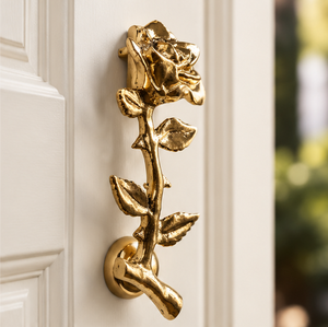 Timbre de puerta con diseño floral de rosas en tono dorado pulido, con pétalos esculpidos, hojas detalladas y diseño de tallo elegante para entrada clásica - Product Image 2