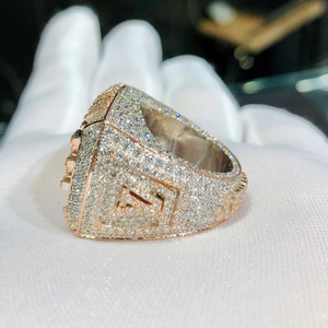 Anillo de Compromiso para Hombre de Plata de Ley 925 con Moissanita de Corte Redondo y Diamantes Engastados, Estilo Hip Hop, Joyería de Rapper con Diseño de Racimo - Product Image 5