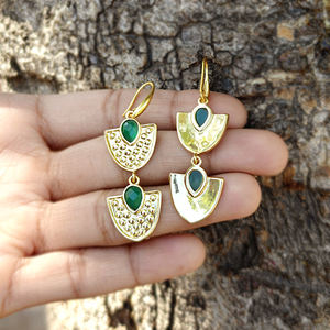 Pendientes colgantes minimalistas de ónix verde con corte de pera y doble piedra, de latón chapado en oro de 18k, joyería de diseño geométrica. - Product Image 5