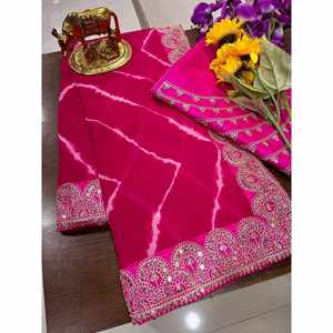 Atractivo Sari de Georgette con Estampado Lahariya y Blusa sin Coser en Color Rosa - Product Image 1