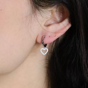 Pendientes de Aro Huggie con Corazón de Oro Sólido de 14K, Minimalistas, Pequeños, con Moissanita y Diamantes Engastados en Pavé, Joyería Fina - Product Image 4