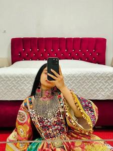 Vista detallada del vestido nupcial afgano Kuchi con una masiva gargantilla de monedas plateadas y bordados multicolor con detalles vibrantes e informales. - Product Image 2