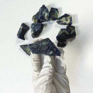 Pierres de guérison en sodalite brute naturelle - Spécimen minéral de sodalite bleu profond brut pour le Reiki, la méditation et le chakra de la gorge - Product Image 4