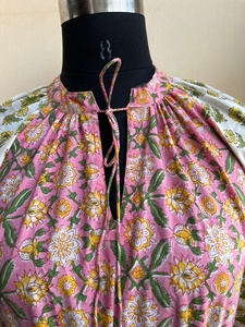 เดรสยาวแม็กซี่ไซส์ใหญ่สำหรับผู้หญิงขายดีปี 2026 ผ้าฝ้ายพิมพ์ลายบล็อก คอวี แขนยาว ลายดอกไม้ - Product Image 2