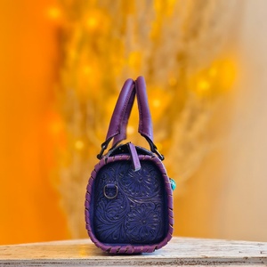 Accessoires de voyage pour femmes, sac de voyage mini Speedy en cuir véritable à 100 %, décoré de fleurs gravées avec une seule pierre turquoise incrustée - Product Image 5