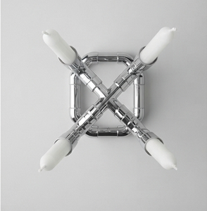 Porte-bougie de table moderne en chrome poli à 4 bras avec base géométrique en anneau - Product Image 2