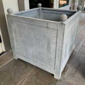 Jardinière carrée finition gris patiné avec embouts en boule, pot de fleurs d'extérieur pour jardin - Product Image 1
