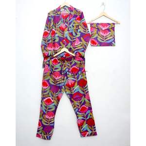 Conjunto de pijama de algodón Midnight Blossom, estilo dulce, multicolor, estampado a mano, ropa de dormir con encaje, conjunto de 3 piezas con bolso a juego. - Product Image 3