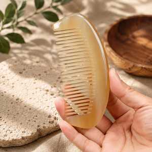 Peigne en corne de vache écologique personnalisé, fait main, forme naturelle, finition texture naturelle, style moderne, MN EXPORTS, cadeau d'affaires, maison - Product Image 2