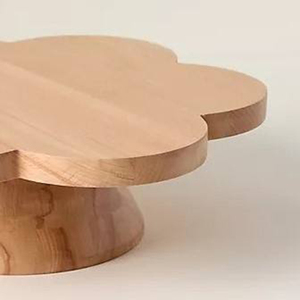 Esta base de madera para tartas presenta un encantador diseño en forma de flor, creando un pieza decorativa impresionante para cualquier hogar o mesa. - Product Image 3