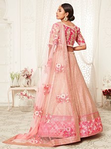 Ensemble Lehenga Choli de mariage rose poudré, robe courte à manches courtes en filet brodée de sequins et de Zari, coupe trapèze, avec dupatta en filet pour demoiselle d'honneur - Product Image 2