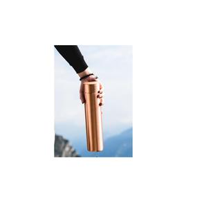 Bouteille d'eau en cuivre rustique pour les passionnés de vie naturelle, favorisant le stockage d'eau écologique et réutilisable - Product Image 1