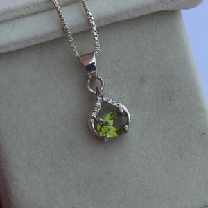 Colgante Solitario Ovalado de Plata de Ley Bañado en Rodio con Engaste de Garra, Hecho a Mano, Minimalista, para Amantes, de Moda, Venta al por Mayor, Rhaya Jewels - Product Image 4