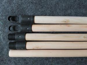 Manche de balai en bois d'eucalyptus naturel 120 cm x 22 mm, finition lisse, avec filetage en bois italien et capuchon de suspension en plastique - Product Image 6