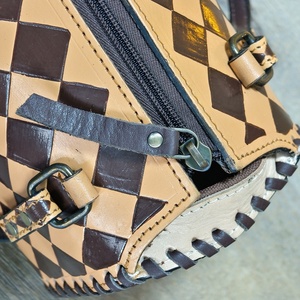 Bolso de Mano de Lujo con Diseño de Cuadros, Cierre de Cremallera, Asa Superior de Cuero, Color Marrón Premium, Gran Capacidad, Ligero - Product Image 4