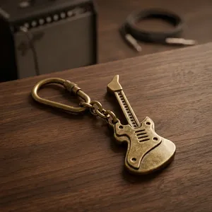 Llavero de guitarra eléctrica de latón antiguo con acabado vintage, colgante de instrumento musical, dije de guitarra metálico detallado y mosquetón - Product Image 1