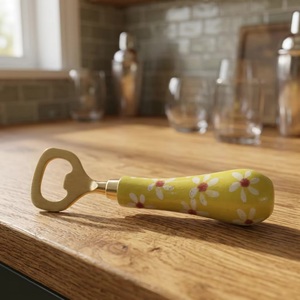 Ouvre-bouteille de luxe écologique en céramique jaune à motif floral, réutilisable, accessoire de bar pour ouvrir les bières - Product Image 1