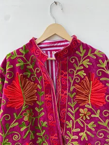 Chaqueta Suzani de terciopelo rosa hecha a mano con bordado de motivos florales rojos, abrigo étnico bohemio para mujer - Product Image 3