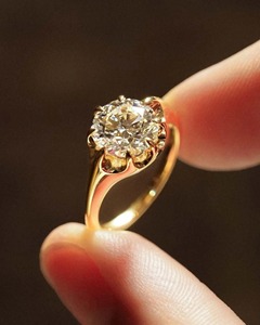 แหวนเพชรทรงกลม 2.5 กะรัต เพชรเลี้ยงในห้องปฏิบัติการ ทองคำขาว 14K แหวนหมั้น 8 กรงเล็บ ดีไซน์เครื่องประดับสุดคลาสสิก สวยหรู - Product Image 4