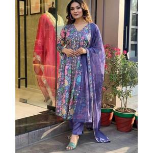 Nuevo conjunto de traje Anarkali color púrpura, parece ser un atuendo de fiesta hecho de tela Maslin con borde de encaje. - Product Image 1