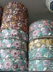 Dentelle florale brodée large vintage de luxe, écologique, 2,5 pouces, multicolore, pour sari de mariée et haute couture - Product Image 5