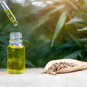 Huile de graines de chanvre pressée à froid 100% pure naturelle de qualité alimentaire riche en acides gras oméga pour la cuisine, les soins de la peau, les soins capillaires et le bien-être - Product Image 1