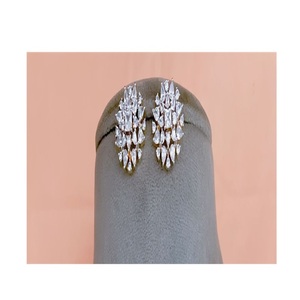 Ensemble collier et boucles d'oreilles élégant en laiton plaqué or de qualité supérieure avec zircon, style traditionnel, idéal pour mariage, fête ou cadeau pour femme - Product Image 2