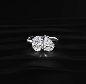 Anillo de Boda Clásico de Diseño Delicado en Plata de Ley 925 con Baño de Oro de 18k y Doble Piedra en Forma de Pera con Circonita Cúbica Tallada en Corte Iced - Product Image 1