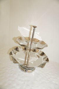 Support à gâteau à trois niveaux en acier inoxydable, plateau de service multi-étages, réutilisable, lavage à la main uniquement - Product Image 2