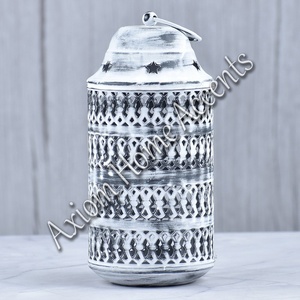 Linternas de velas de vacaciones contemporáneas, decoración festiva hecha a mano, elegancia moderna de Axiom Home Accents - Product Image 6