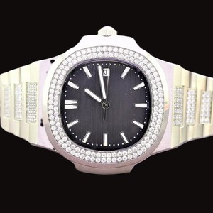 นาฬิกาข้อมือผู้ชายแฟชั่น 41 มม. ตัวเรือนสี่เหลี่ยมหรูหรา ขอบตัวเรือนประดับเพชรโมอิสซาไนต์ หน้าปัดสีดำ สายสแตนเลสสตีล ฟังก์ชั่นครบครัน - Product Image 2