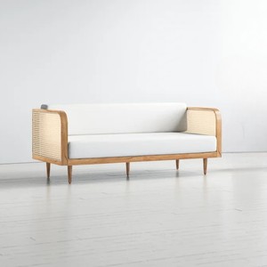 Canapé 3 places en bois de teck naturel de style Mid-Century Modern avec accoudoirs en cannage de rotin tressé à la main et revêtement en tissu blanc minimaliste - Product Image 6