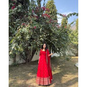 Hermoso Vestido Largo Tipo A con Estampado Floral de Organza Bordado, Cintura Imperio, Escote Redondo y Dupatta para Fiestas de Mujer - Product Image 1