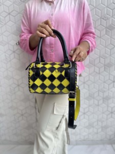 Ensemble de 4 sacs à main et pochettes de luxe en cuir sculpté à la main, style bohème gypsy à motifs damier, pour femmes - Product Image 5