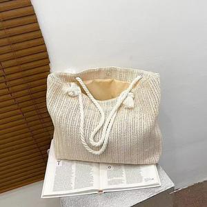 Lleva tus artículos esenciales de playa en esta elegante bolsa de hilo natural con asas de cuerda blanca resistentes y un aspecto clásico tejido. - Product Image 3