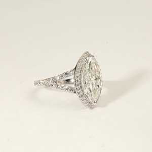 Bague solitaire de luxe en or 18 carats avec diamant de laboratoire marquise certifié IGI de 3,00 carats, clarté E VVS, à double sangle, cadeau de fiançailles pour femme - Product Image 3