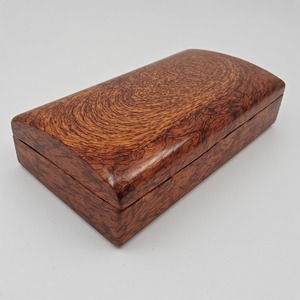 Étui à cigares de luxe en bois massif, conçu pour des collections exclusives, offrant une structure robuste et un style intemporel et élégant. - Product Image 1