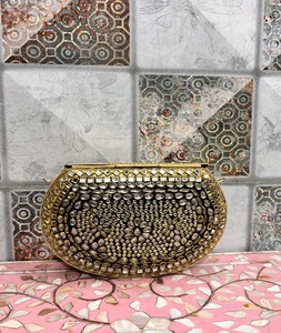 Sacs et pochettes élégants en travail de bijouterie Kundan pour mariages, fêtes et occasions festives, pochette en métal. - Product Image 4