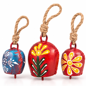 Campanas Metálicas Rojas de Exhibición Estacional con Gráficos Florales Blancos Intrincados, Diseño de Campana Puntiaguda y Asas de Yute Trenzado - Product Image 3